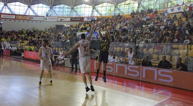 Un'immagine della partita di domenica a Roma tra Acea e Basket Recanati