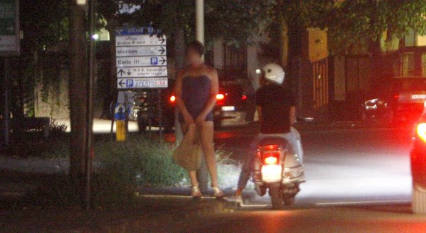 Giro di prostituzione a pochi passi dalla Reggia: sgominato gruppo albanese