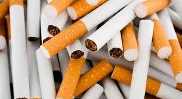 Prende sigarette a credito ma invece di saldare il conto minaccia tabaccaio