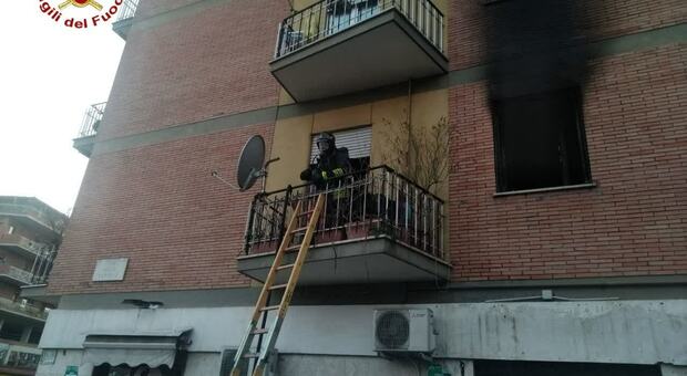 Incendio in via Portuense, fumo avvolge il palazzo. Inquilini salvati dai vigili del fuoco