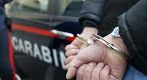 Pozzuoli: in carcere per 30 euro, arrestate due persone per estorsione