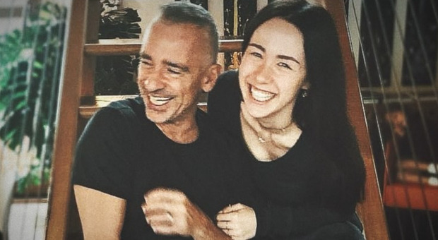 Aurora Ramazzotti compie 27 anni. Il post Instagram di papà Eros: «Tanti auguri amore mio. Sei splendida»