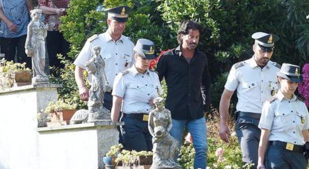 L'arresto del sindaco neoeletto Luca Claudio