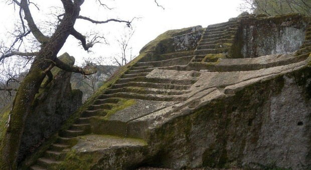 Misteriosa piramide etrusca a Bomarzo: è nascosta da secoli nei boschi della Tuscia