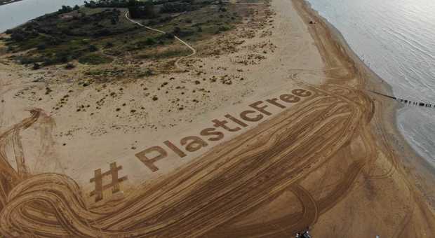 #Plasticfree. Ore 11.33 il bagno liberatorio dei 10 mila per dire addio alla plastica