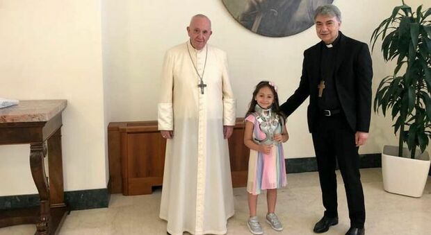 Napoli, la piccola Noemi ferita in piazza ricevuta dal Papa: «Dio seguirà i tuoi passi»