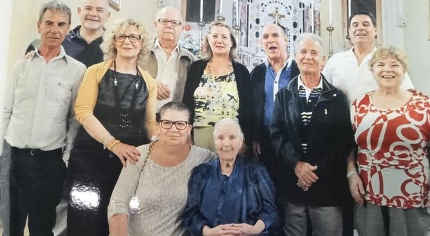 Nonna Annunziata compie 107 anni. Alla festa 11 figli, 25 nipoti e 28 pronipoti
