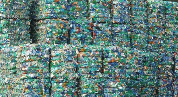 Plastica, il 40% della raccolta differenziata non viene riciclata: ecco dove finisce