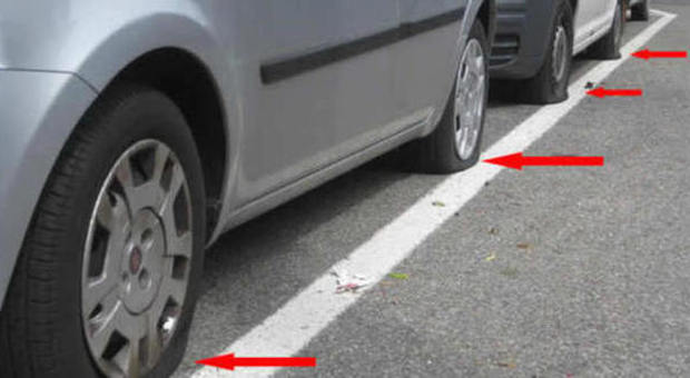 ​Vandali nel posteggio comunale tagliano le gomme di tutte le auto