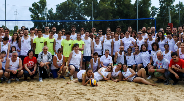 Sul campo da beach volley con il gruppo con i partecipanti a #cuoredelvolley 2016