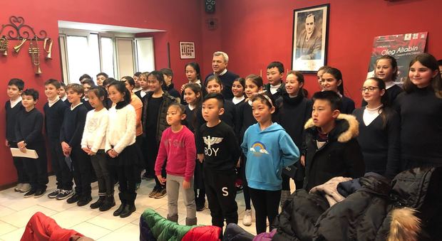 A Napoli flash-mob di bambini italiani e asiatici del Coro Mulan per il Capodanno Cinese