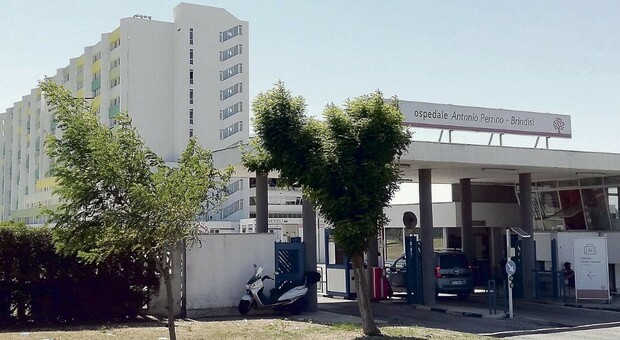 L'ingresso dell'ospedale "Perrino"
