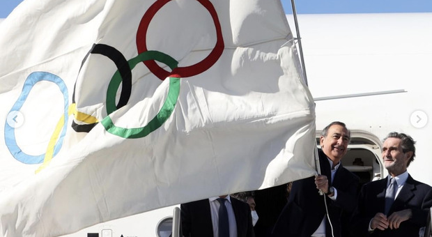 Milano, il sindaco Sala sventola la bandiera delle Olimpiadi: «E ora tocca a noi» VIDEO