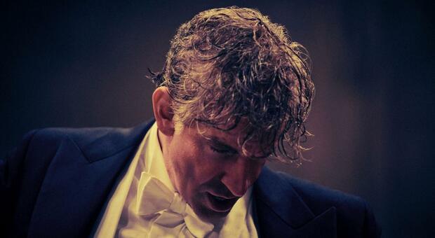 Bradley Cooper è Bernstein: «3 anni a vedere concerti per capire i suoi movimenti»