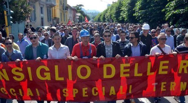 Terni, corteo dei sindacati in difesa dell'Ast: sciopero generale, centinaia di adesioni