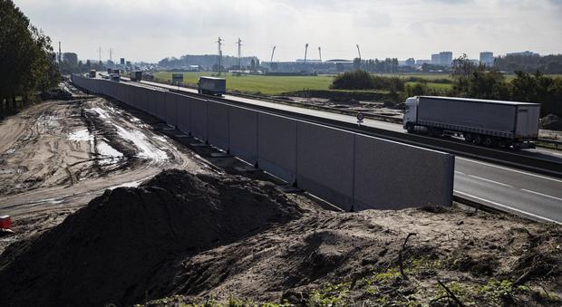 Un altro muro nel cuore dell'Europa: finito il 'great wall' a Calais