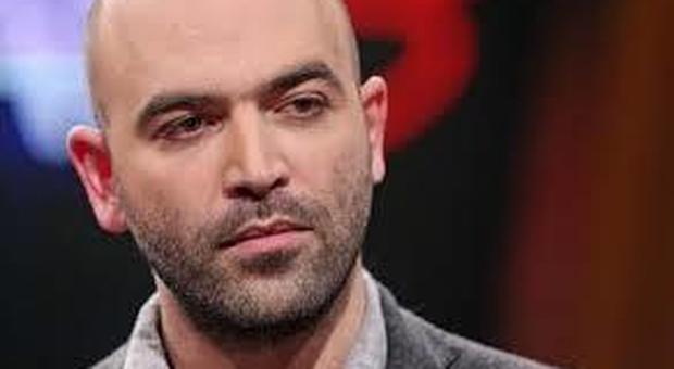 Saviano attacca i poliziotti: «Ridotti a servizio d'ordine di un partito». La polizia: «Noi serviamo il Paese»