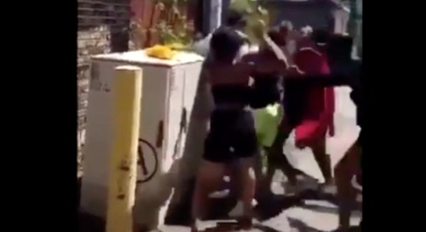 Giovane disabile picchiata brutalmente da una baby gang di ragazzine: il filmato choc sui social