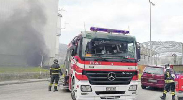 Avellino: incendio in un garage, auto distrutte e case evacuate