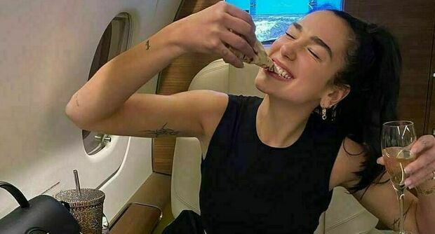Dua Lipa, pizza in volo sul suo jet privato: lo scatto con la margherita di Sorbillo è virale