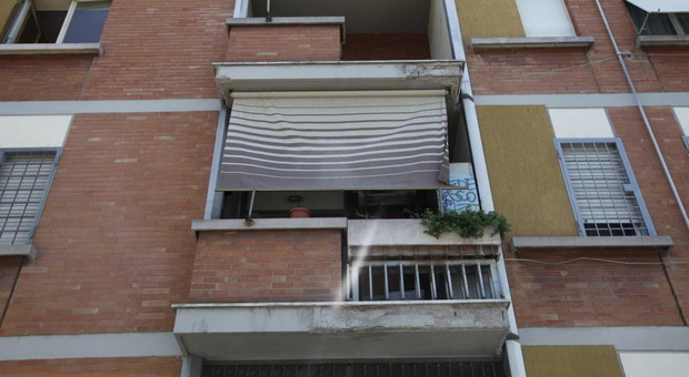 Bimba di 2 anni precipita dal balcone a Torino, ricoverata in gravi condizioni. Indaga la polizia