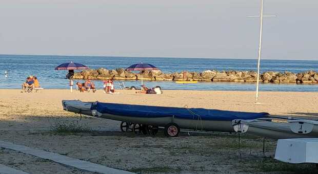 In spiaggia a ottobre nell’estate senza fine: rispuntano ombrelloni e lettini. Caos a Portonovo