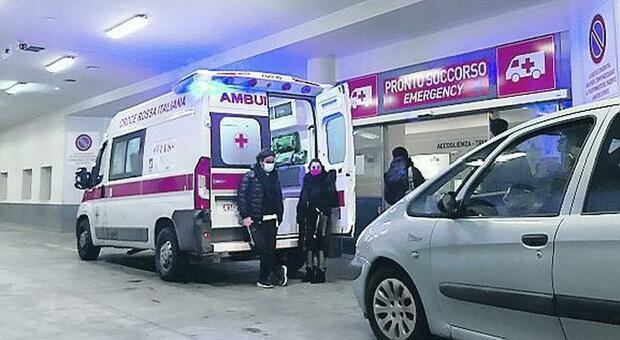 Covid a Napoli, Ospedale del Mare pieno e pazienti bloccati in corsia