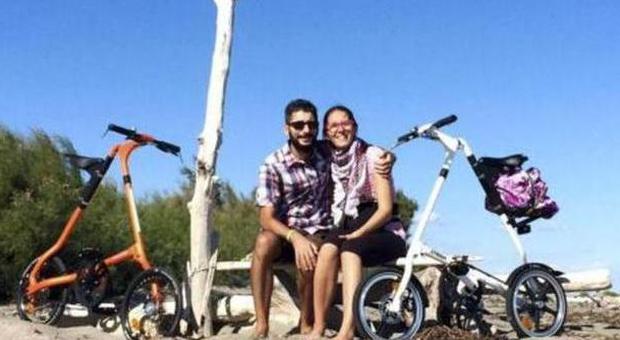 «Biciclette vietate in vaporetto» Fidanzati prigionieri sull'isola