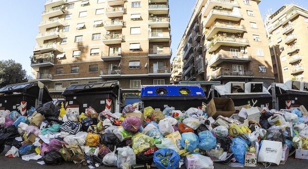 Crisi rifiuti, ora Roma chiede aiuto a Napoli: dalla capitale cento tonnellate di monnezza al giorno