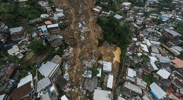Alluvione e inferno in Brasile: 66 morti, si cercano ancora dispersi. «Come una guerra»