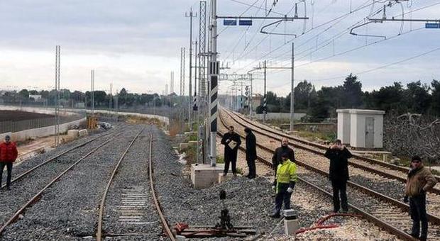 Attraversa i binari e blocca 7 treni allarme tra Pesaro e Fano
