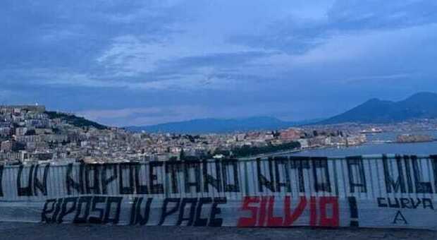 Napoli, lo striscione dei tifosi dedicato a Berlusconi