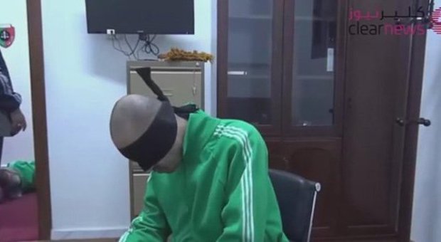 Un fermo immagine del video che mostra le torture al figlio di Gheddafi