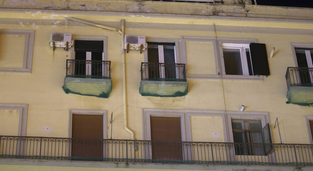 Napoli, crolla un solaio: evacuato un palazzo in via Santa Lucia