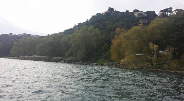 Bombe nel lago Albano, l'allarme dal Comune di Castel Gandolfo: «Bonificare subito»