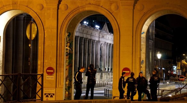 Parigi, evacuata la Gare Du Nord: caccia a tre sospetti. Ma il blitz va a vuoto