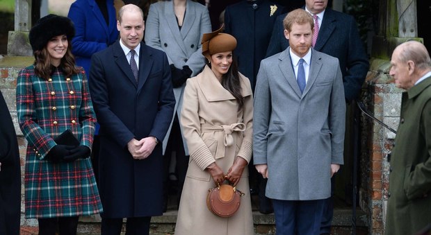 Meghan Markle, il primo Natale insieme alla famiglia reale. Ma dalle foto la Regina Elisabetta emerge un dettaglio