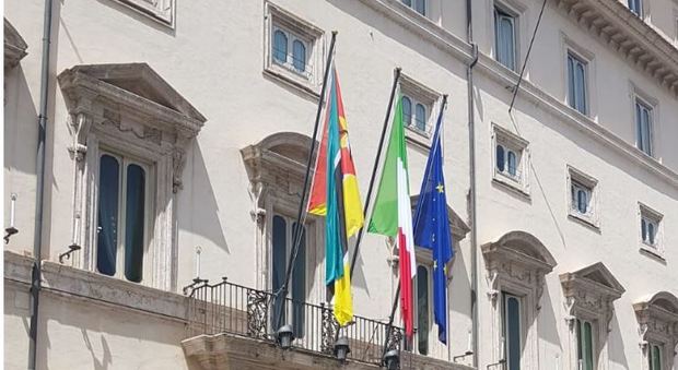 Palazzo Chigi, spunta la bandiera del Mozambico per la visita del presidente a Conte