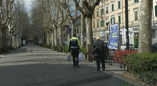 La polizia locale assiste una persona anziana in difficoltà