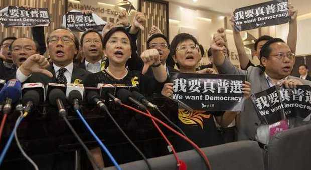 Hong Kong in rivolta contro i diktat di Pechino: a migliaia in piazza