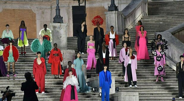 Valentino, Dior chiede i danni dopo la sfilata a Piazza di Spagna: 100mila euro entro 15 giorni. Cosa è successo