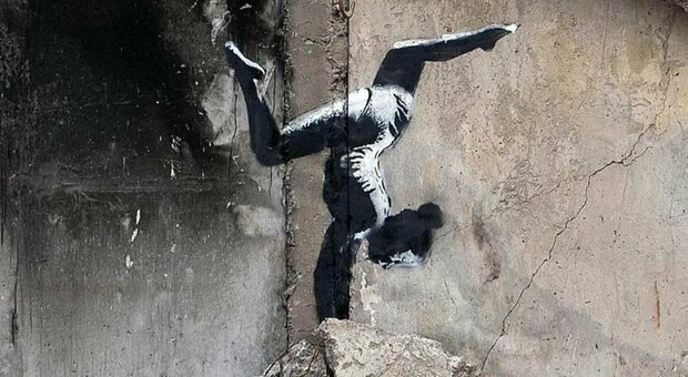 Il murale di Banksy in Ucraina: la ginnasta in equilibrio sulle maceri