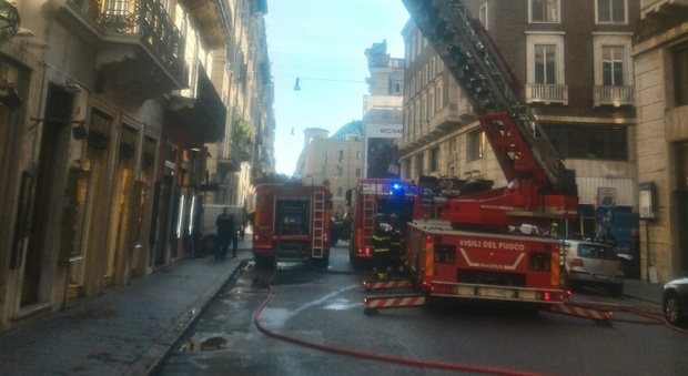 Paura in via del Corso, fiamme in un albergo