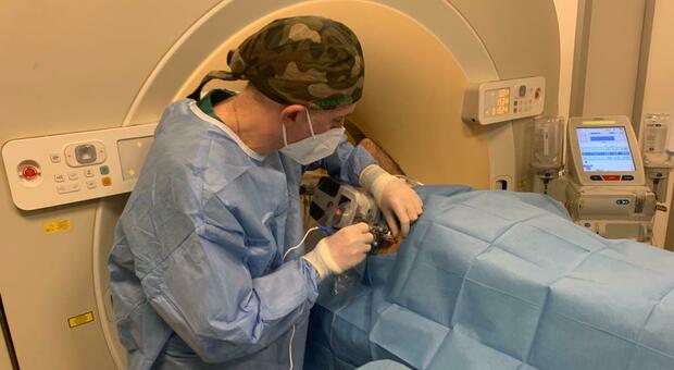 Tumori, eseguito con successo il primo intervento in Italia di radiologia Tc robotizzata