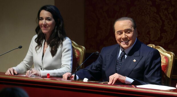 Berlusconi cambia Forza Italia, vince la linea governista: Barelli capogruppo alla Camera al posto di Cattaneo. Ronzulli perde la Lombardia