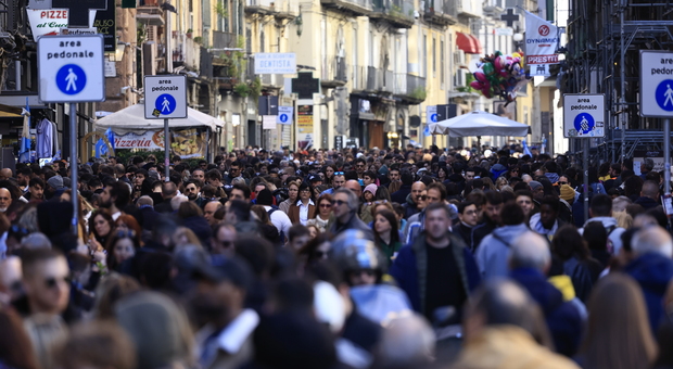 Folla di turisti a Napoli
