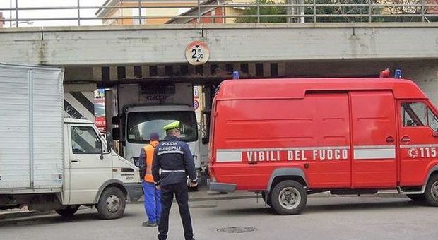 Pesaro, camion si incastra sotto il ponte Per estrarlo gli sgonfiano le gomme