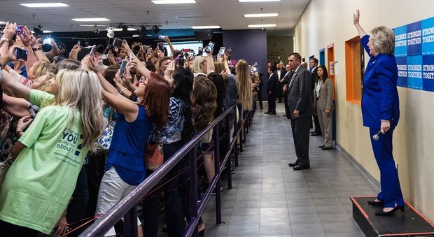Hillary Clinton arriva e nessuno la guarda: tutti alla ricerca del selfie perfetto