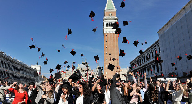 Cerimonia di laurea in piazza San Marco a Venezia