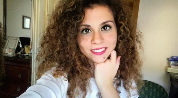 Addio alla studentessa suicida: «Eva, sei il nostro angelo custode»
